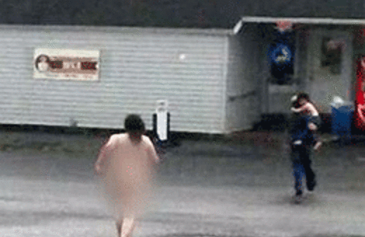 Sokakta 'çıplak anne' şoku