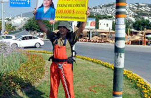 Kızı için kendini zincirledi!