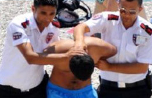 Plaj sapıklarına dürbünlü takip!