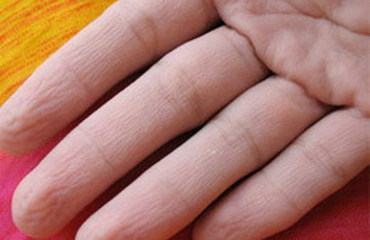 Parmaklarının arasından bakın ne çıktı