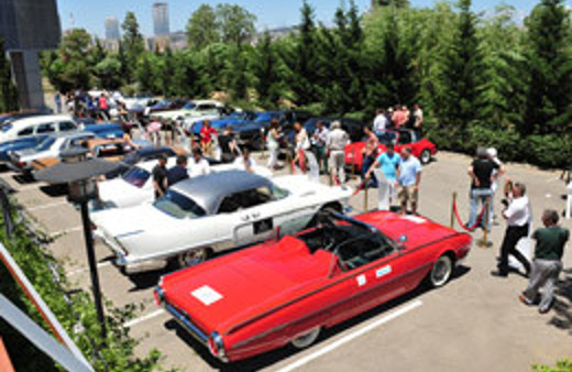 Klasik otomobiller ünlüleri büyüledi 