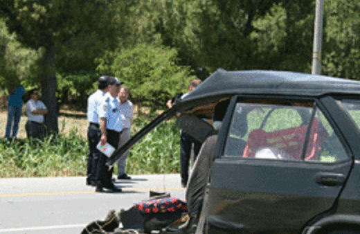 Otomobil ortadan ikiye bölündü.