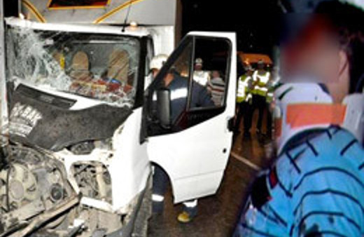 Kamyon park halindeki kamyonete çarptı