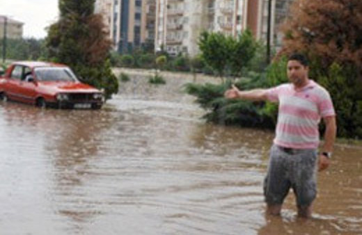 Sağnak yağış şehri felç etti!