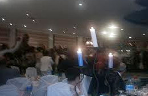 Takı olarak el arabası taktılar