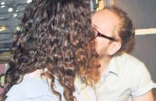 Ünlü oyuncuya öpücük şoku