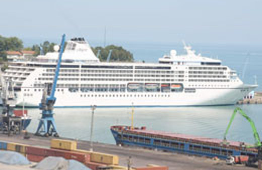 Dev gemi Trabzon Limanı'nda