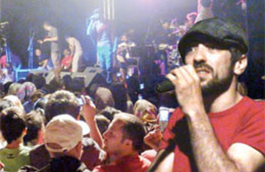 Solist laf attı konser karıştı