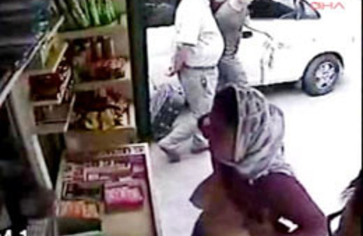 Büfeciye göğüslerini gösterip soygun yaptı