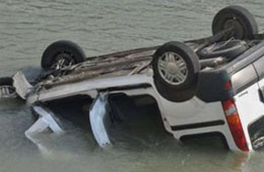 Sandık görevlilerinin minibüsü devrildi!