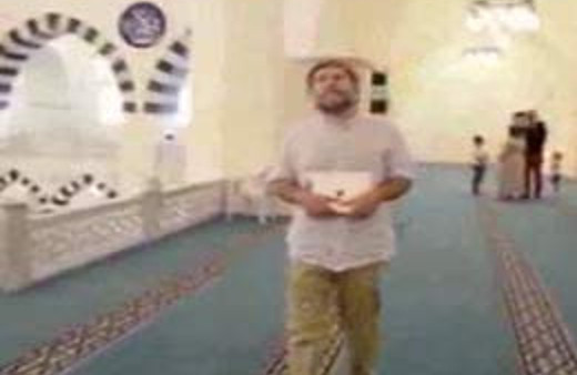 Ahmet Hakan o camiyi gezdi