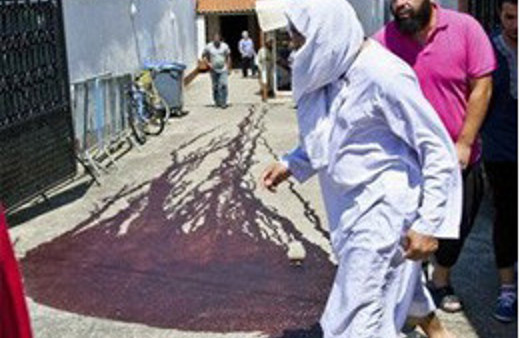 Caminin dışına domuz kafası astılar