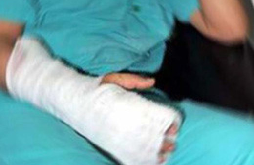 Hasta doktoru tekme tokat dövdü