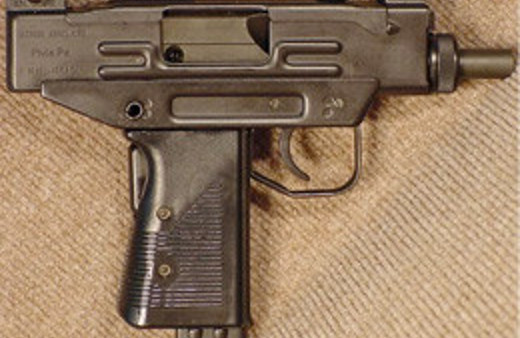 Sekreterini yanlışlıkla Uzi silahla öldürdü