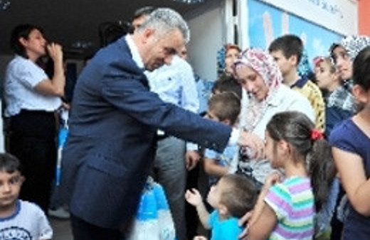 Yardıma muhtaç çocukları sevindi