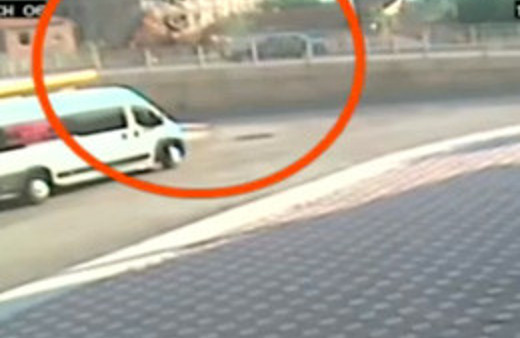 Dozer yoldan böyle uçmuş!