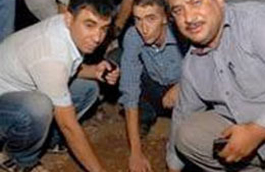 Gökten düşen buz kütlesi köylüyü şaşırttı