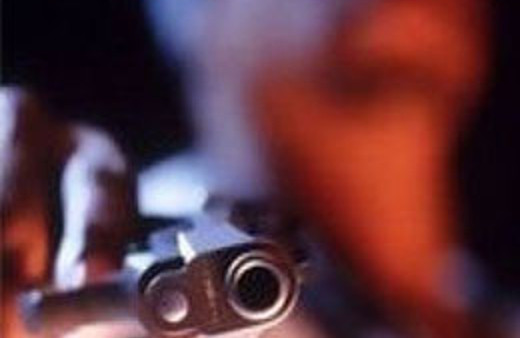 Aldattığını düşündüğü eşini öldürdü