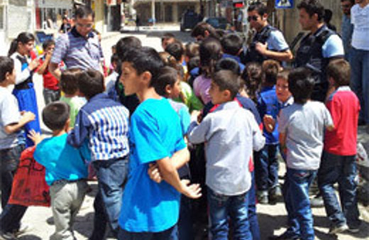 Polis Yüksekova'da çocukları sevindirdi