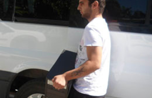 Hem soydu, hem 'salak' yazdı,hem taşıdı