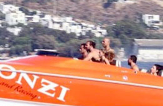 Acun tatili bitiremedi!