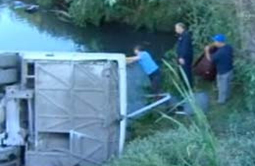 Yolcu otobüsü dereye uçtu