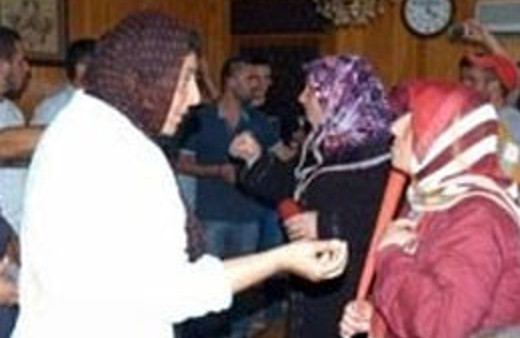 Öfkeli kadınlar başkanın odasını bastı