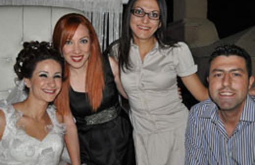 Gelin,önce siyah sonra beyaz gelinlik giydi