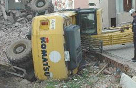 İş makinesi uçuruma yuvarlandı