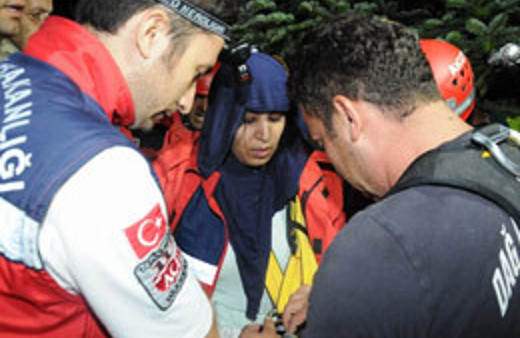 Uçurumun kenarında kurtarılmayı bekledi