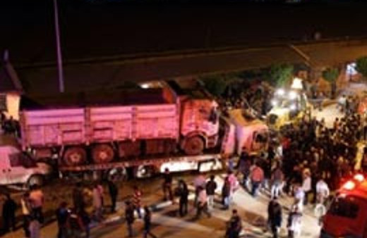 Arızalanan kamyon dehşet saçtı