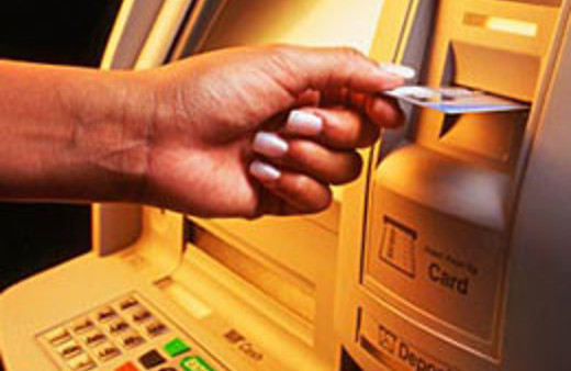 ATM'de işlem yaparken dikkatli olun