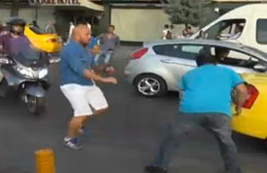 Taksicilerden tekme tokat kavga