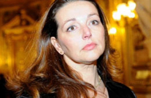 O isim yine sahnede!