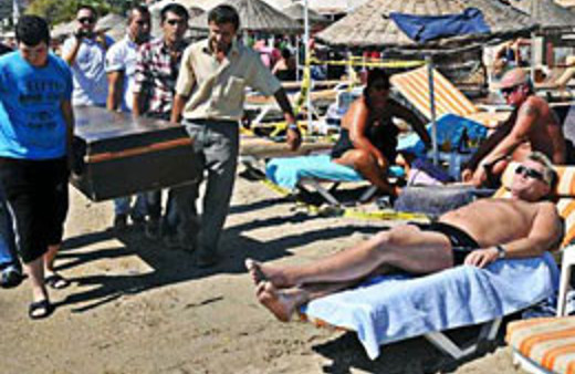 Turistler cesete aldırış etmedi