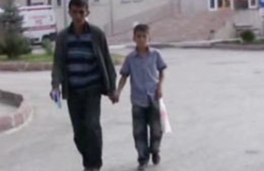 İdrar torbasıyla okula gidiyor