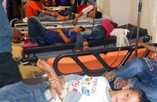 Okul yemeği 900 öğrenciyi zehirledi