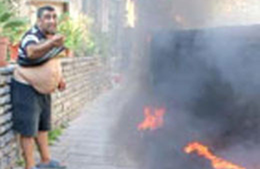 Zabıtaya kızıp kendini kesmek istedi