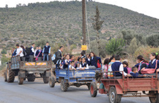 Tarım araçlarıyla taşımalı eğitim!