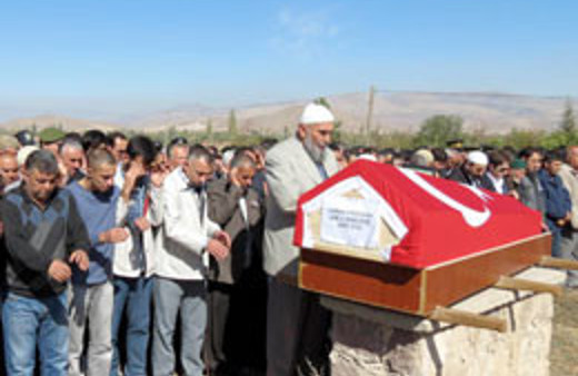 Uzman çavuş gözyaşlarıyla uğurlandı