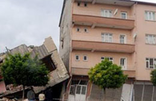 Hasarlı binayı sağlam binanın üzerine yıktılar!