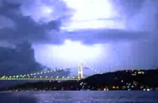 Çatılar uçtu, ağaçlar söküldü