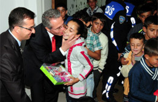 Van polisi çocuklarla bayramlaştı!