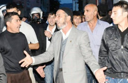 Şehit babasının sözü ortalığı yatıştırdı!