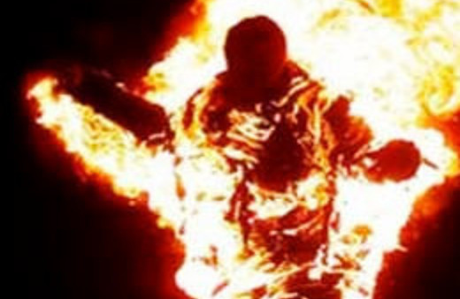 Kendini yakan hükümlü yaşamını yitirdi