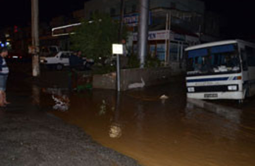 Edremit'te sağanak yağış felç etti
