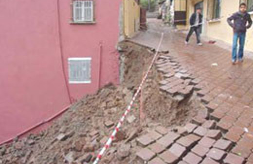 Köprü inşaatı aşırı yağışa dayanamadı