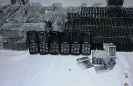 Kilolarca esrar ve silah bulundu