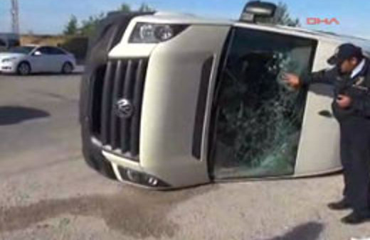 Adana'da 2 servis aracı çarpıştı