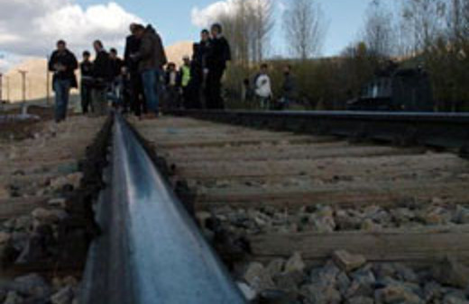 Trenin altında feci şekilde can verdi